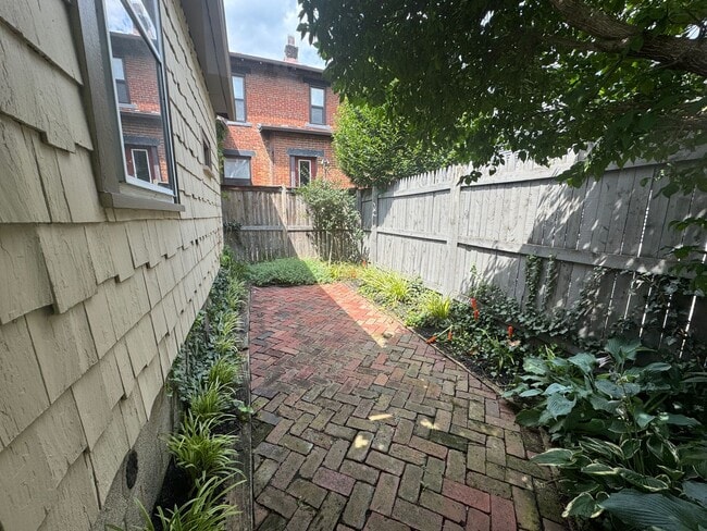 Building Photo - Beautiful German Village Home with Parking...