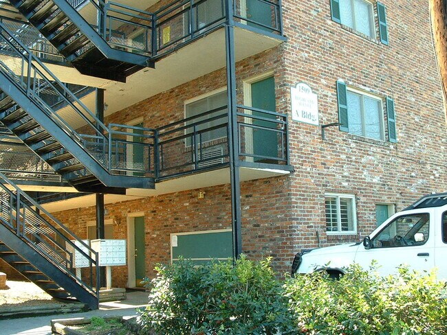 Building Photo - 2 Bedroom Condo 4 Blocks from UTK Campus!