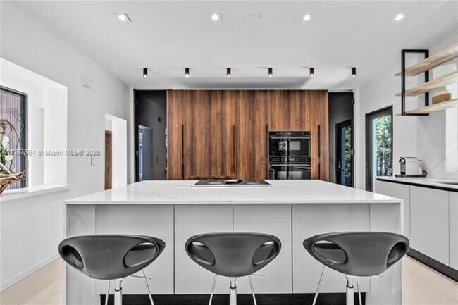 Building Photo - 725 W 49th St