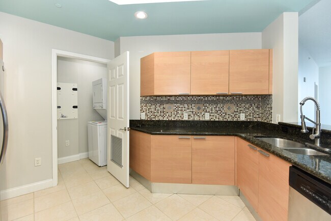 Building Photo - 231 Riverside Dr