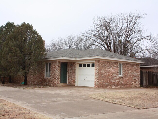 Building Photo - Duplex Conveniently Located Next to the Elementary, Jr. High & Park!