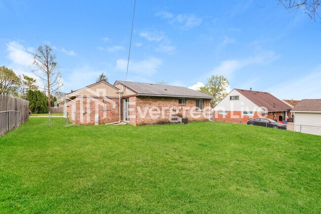 Building Photo - 5989 Chatsworth Dr