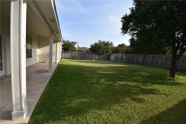 Building Photo - 2220 Speidel Dr