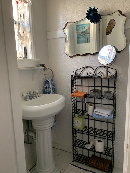 Building Photo - 6 Gundry Ave