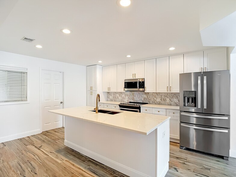 Building Photo - 8733 Bay Pointe Dr