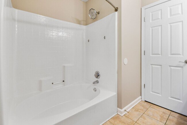 Building Photo - Pet Friendly Three Bedroom!