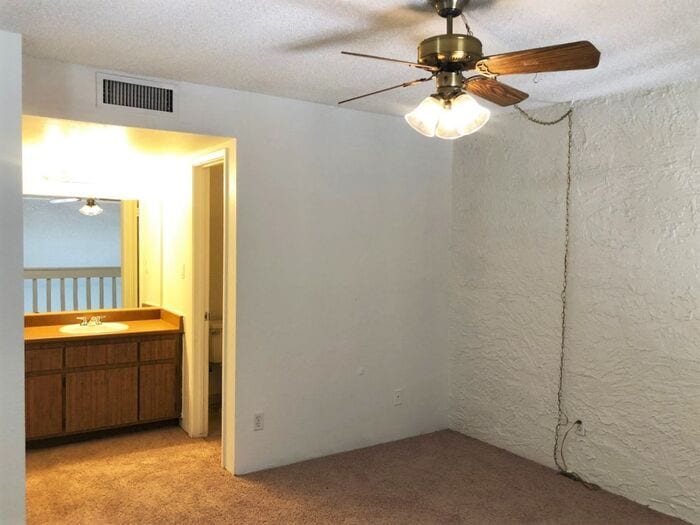 Building Photo - 2121 W Royal Palm Rd