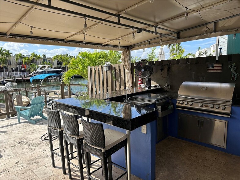 Building Photo - 925 NE 26th Ave