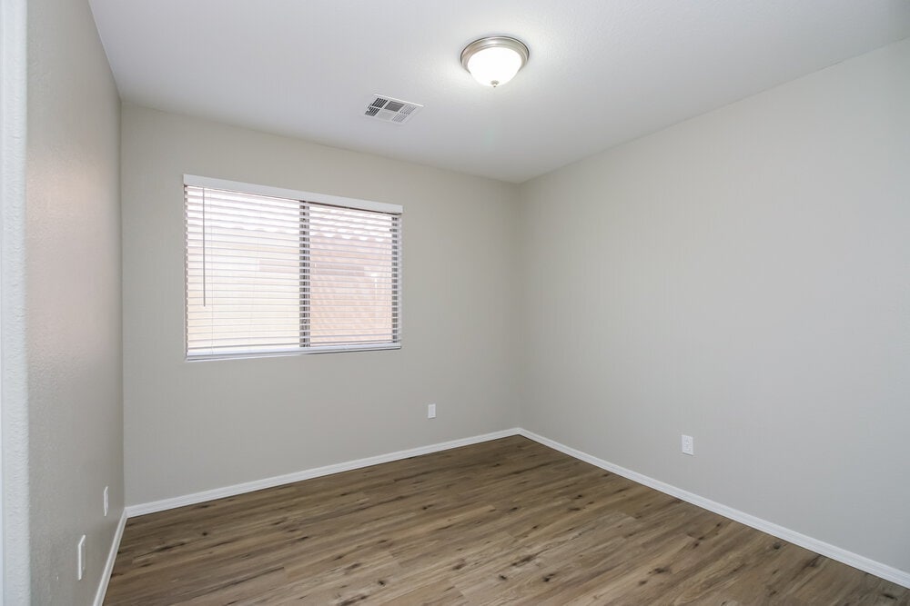 Building Photo - 973 E Yuma Ave
