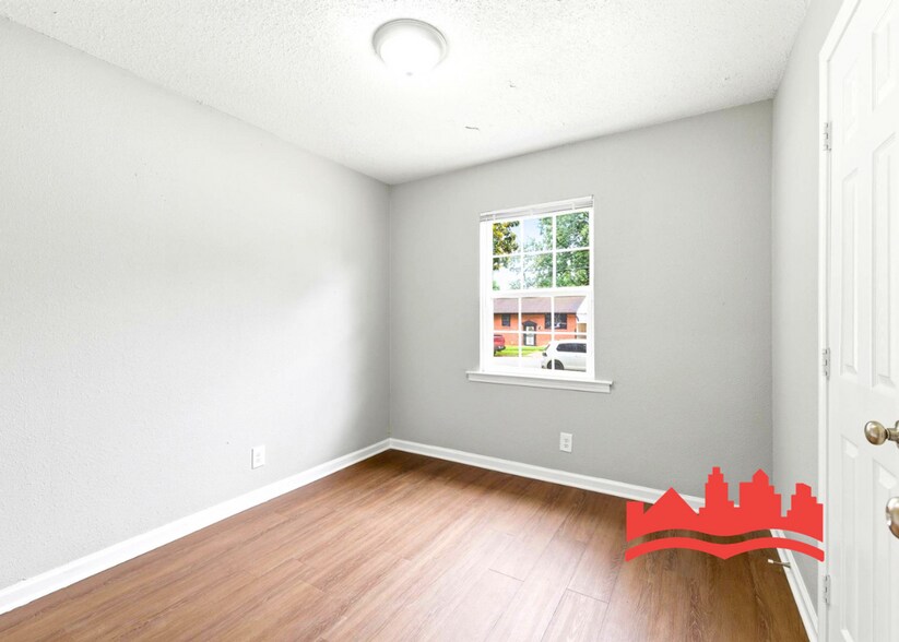 Building Photo - 2348 Millbrook Ave