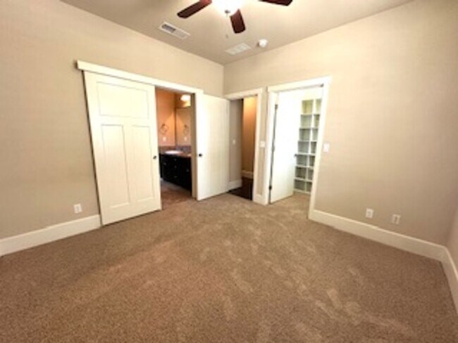 Building Photo - $2,695 Beautiful Barclay Square 4 Bed / Ha...