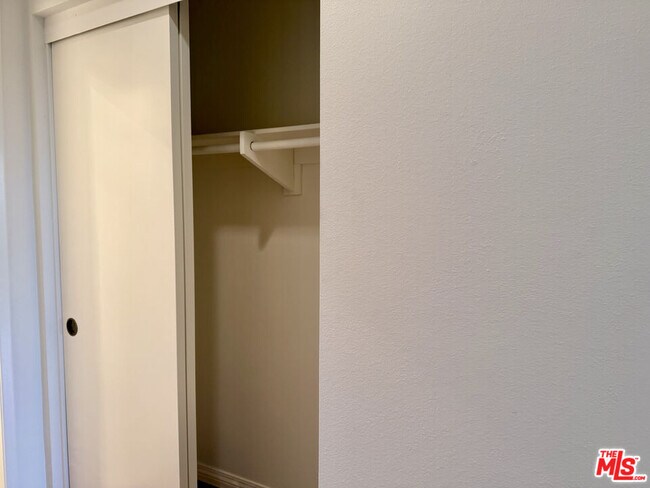 Building Photo - 1348 E Hillcrest Dr