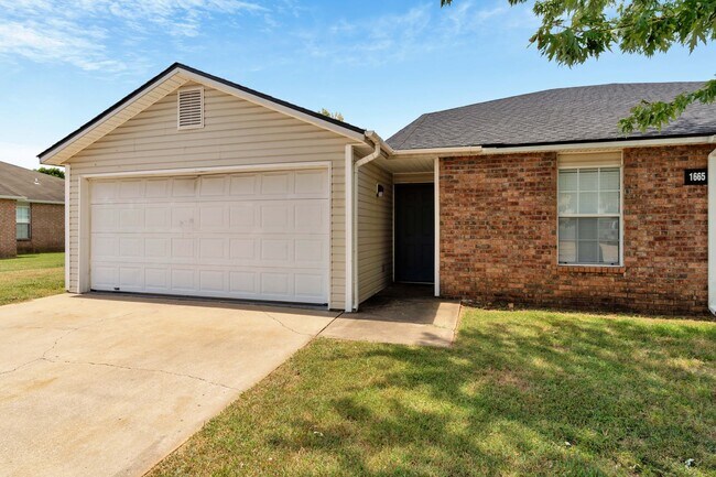 Building Photo - 3 Bed 2 Bath duplex just minutes to I-49