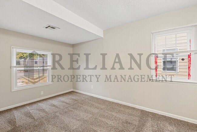 Building Photo - 726 S Bonn St