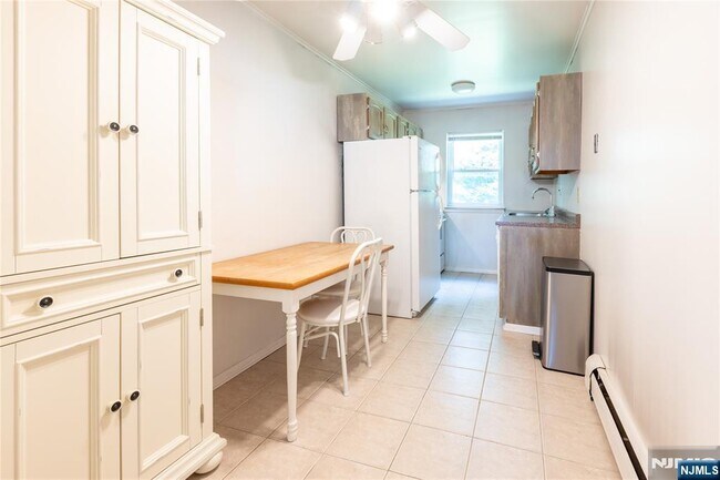Building Photo - 108 Regency Park
