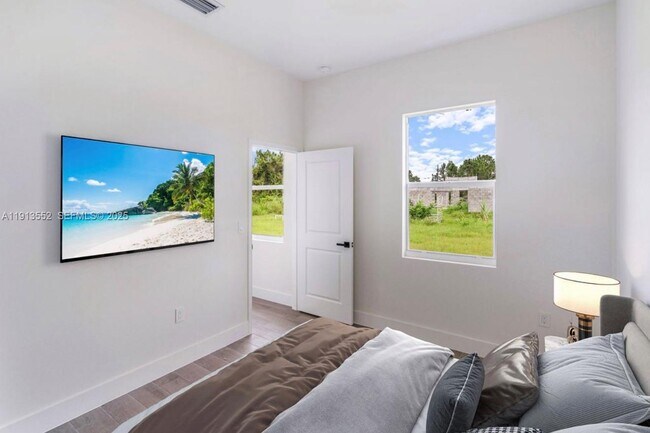 Building Photo - 710 Peacock Ave