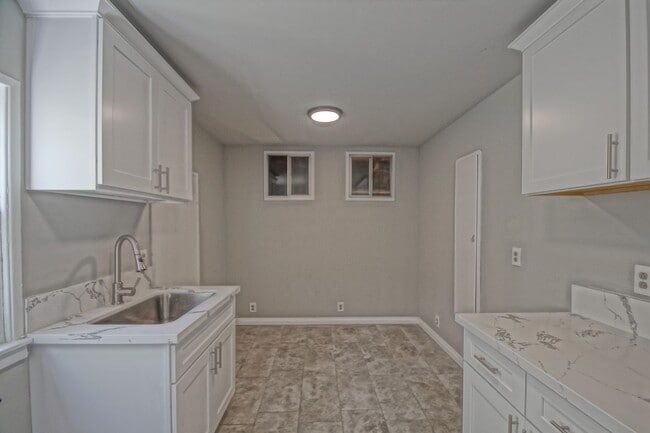 Building Photo - Incredibly Charming & Bright 3BR2BA Home w...