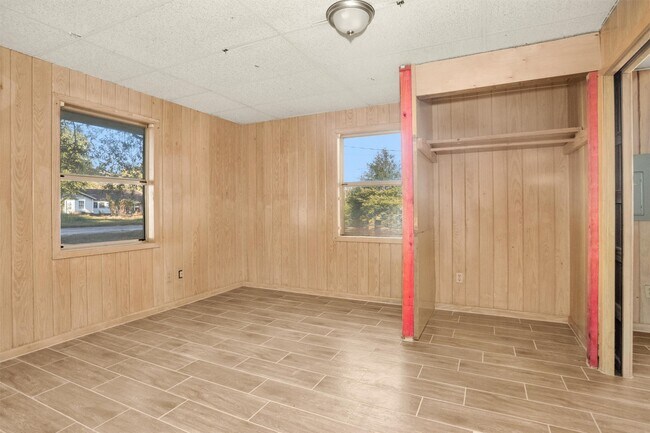 Building Photo - 601 S Cochran St