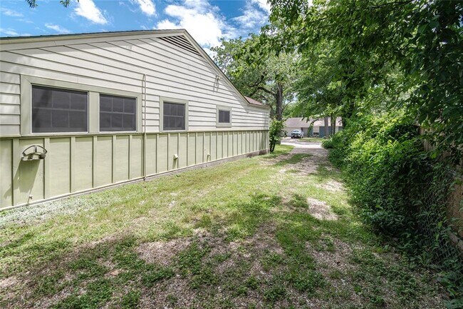 Building Photo - 1202 Norwood Rd