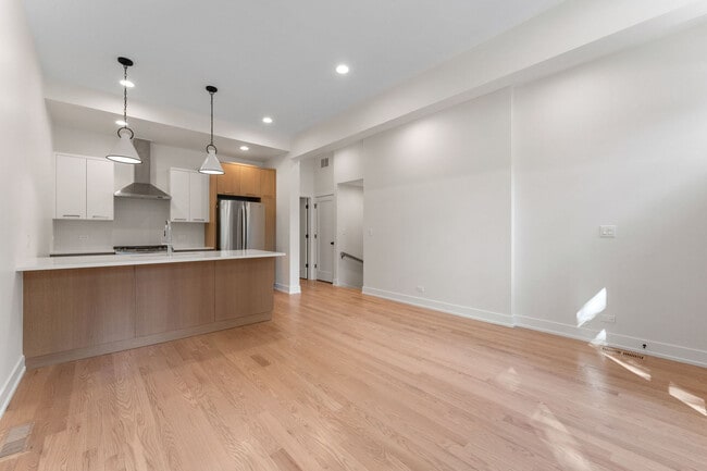 Building Photo - 1954 N Sheffield Ave