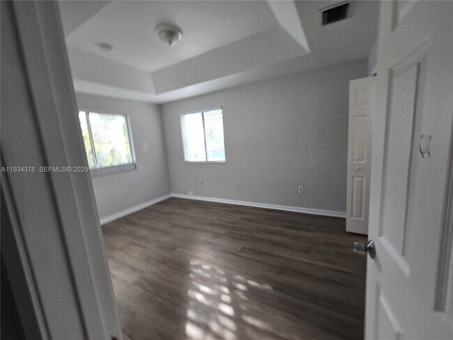 Building Photo - 1410 SE 24th Ct