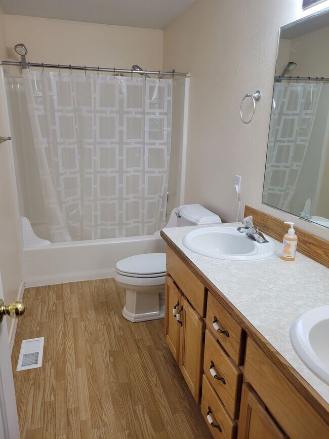 Building Photo - Newly painted  2,000+ sq home with RV parking