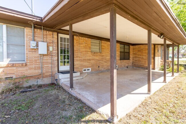 Building Photo - 501 W Texas Ave