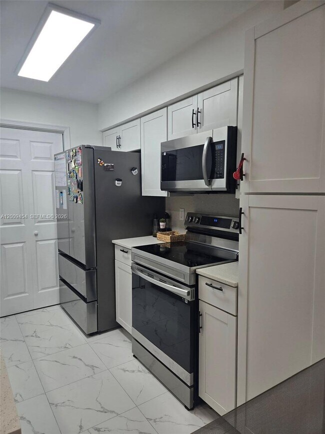 Building Photo - 733 Riverside Dr