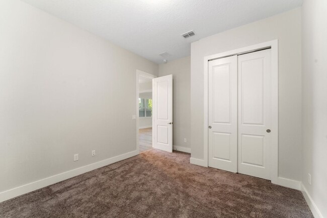 Building Photo - Nice 3/2.5 Bath Home with Bonus Room and 2...