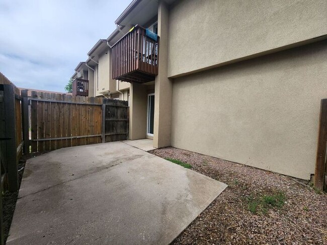 Building Photo - Updated 2-Bed, 1-Bath Apartment – On-Site Laundry | Move-In Special: Get 50% Off Your First Month...