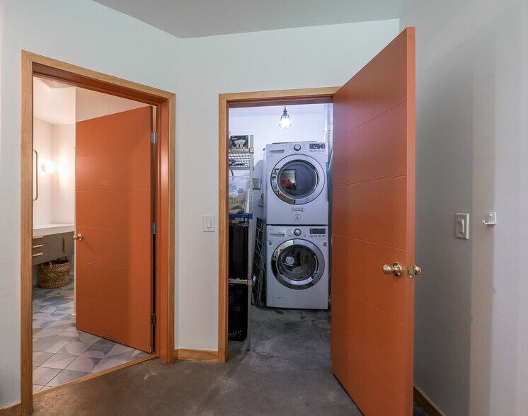 Laundry Closet - 2323 Magnolia St