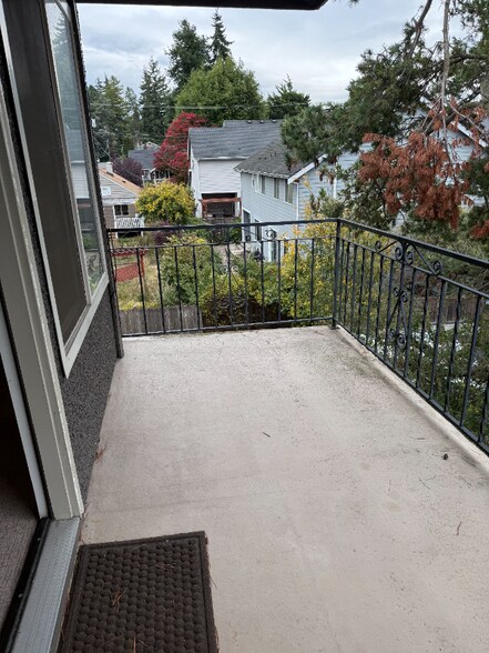 Building Photo - 8532 Phinney Ave N