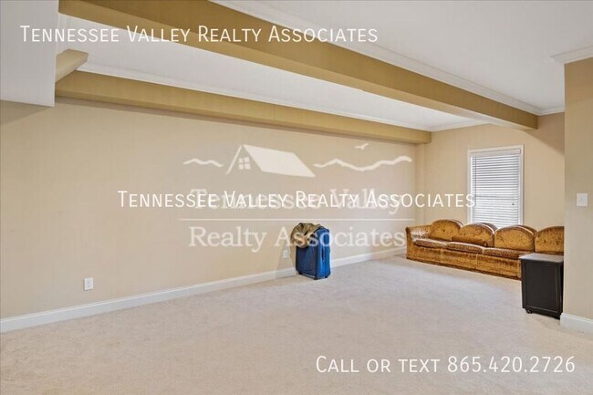 Building Photo - 821 Foxfield Ln