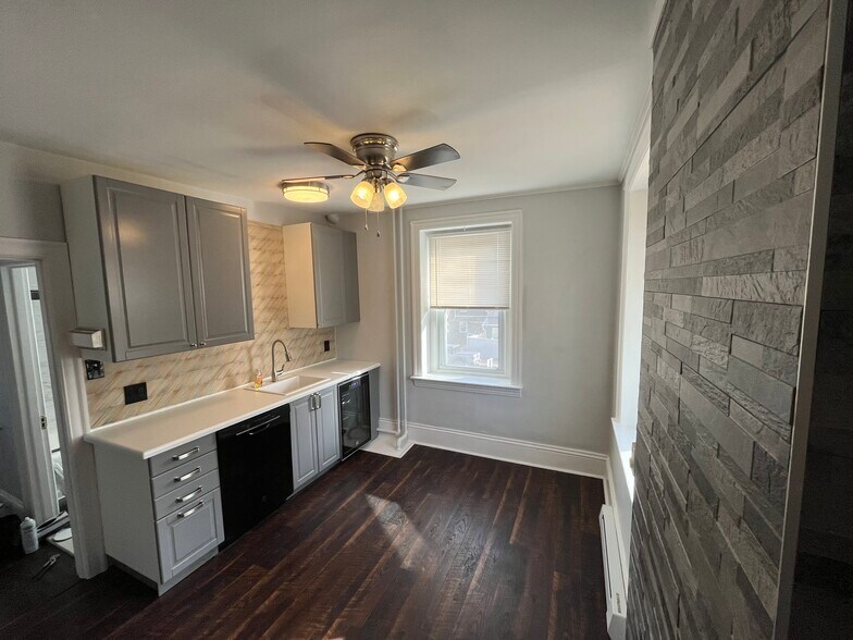 Building Photo - 626 Knapp Rd