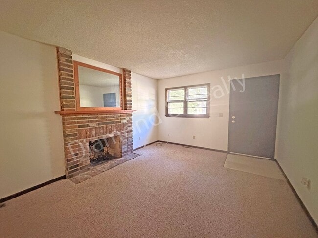 Building Photo - Charming 3 Bedroom Unit Available!