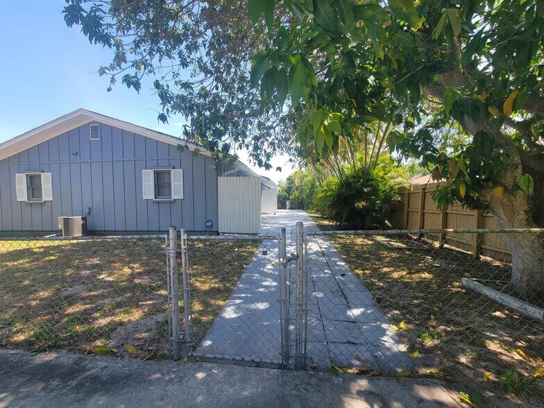 Building Photo - 9285 Green Meadows Way