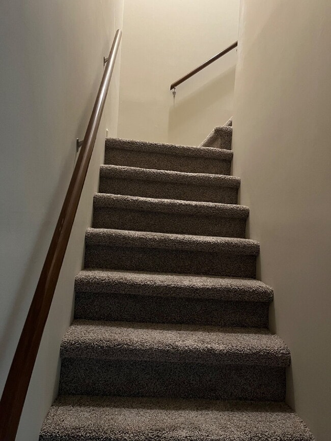 Building Photo - "Charming 2-Bed, 2.5-Bath Townhouse Retrea...