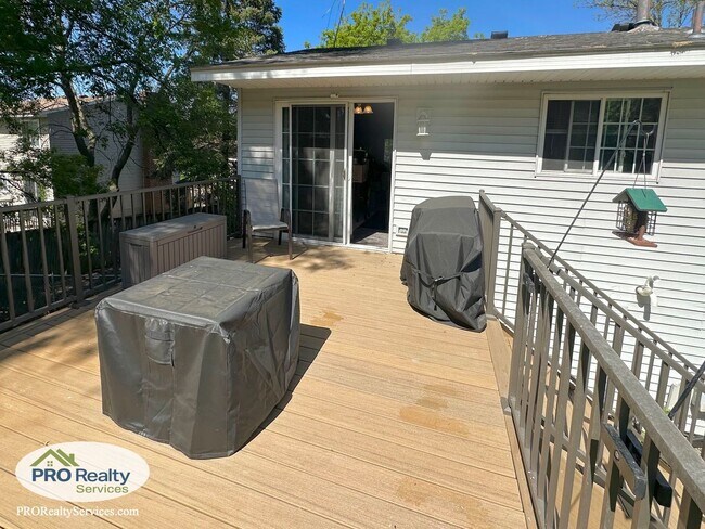 Building Photo - 3 Bedroom House in Maple Grove