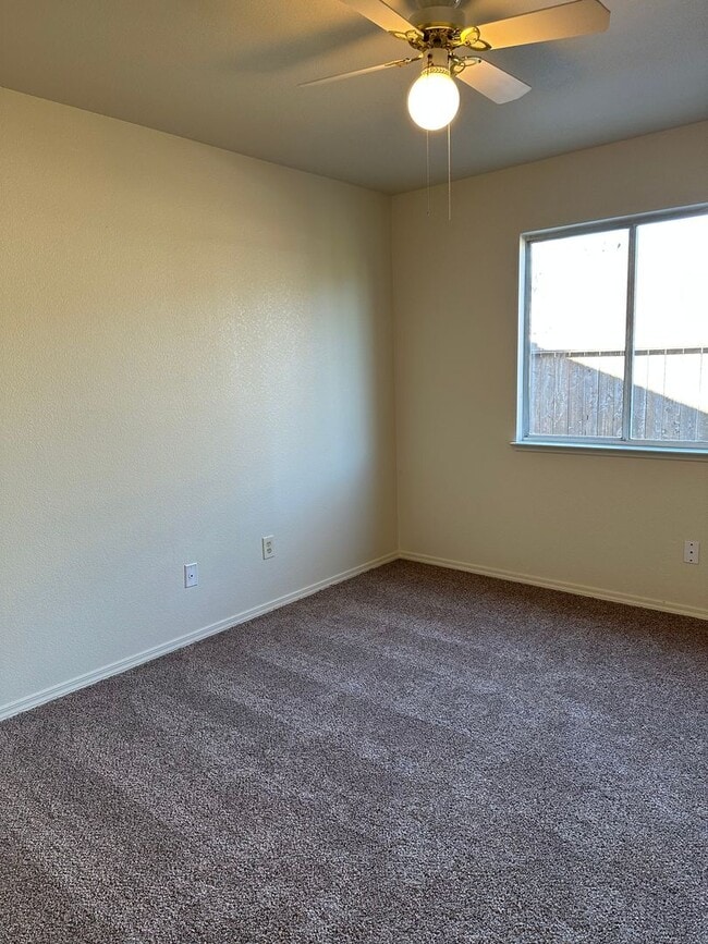 Building Photo - 4 BED 2 BATH HOME IN THE RAVENWOOD SUBDIVISION
