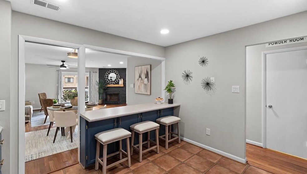 kitchen breakfast bar - 3881 Steppes Ct