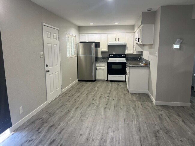 Building Photo - ½ OFF First Month's Rent! Updated Apartment in a Prime Central Las Vegas Location