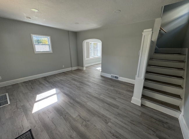 Building Photo - Single Family Home 4 beds 1 bath Available Now!