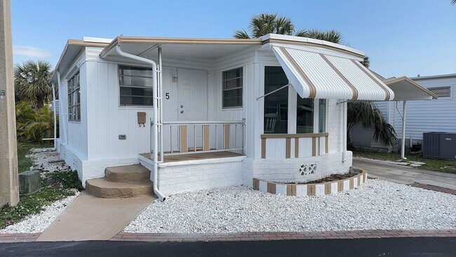 Building Photo - Newly Renovated South Tampa One Bedroom, O...