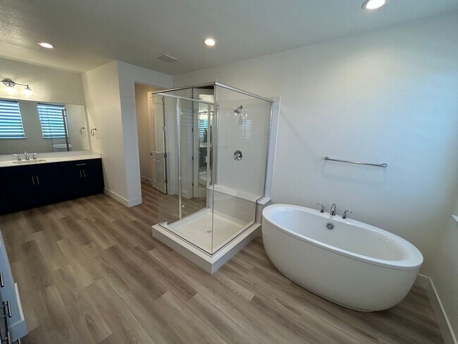 Building Photo - Spacious 4 Bed 2.5 Bath Home in Ellis with Solar!