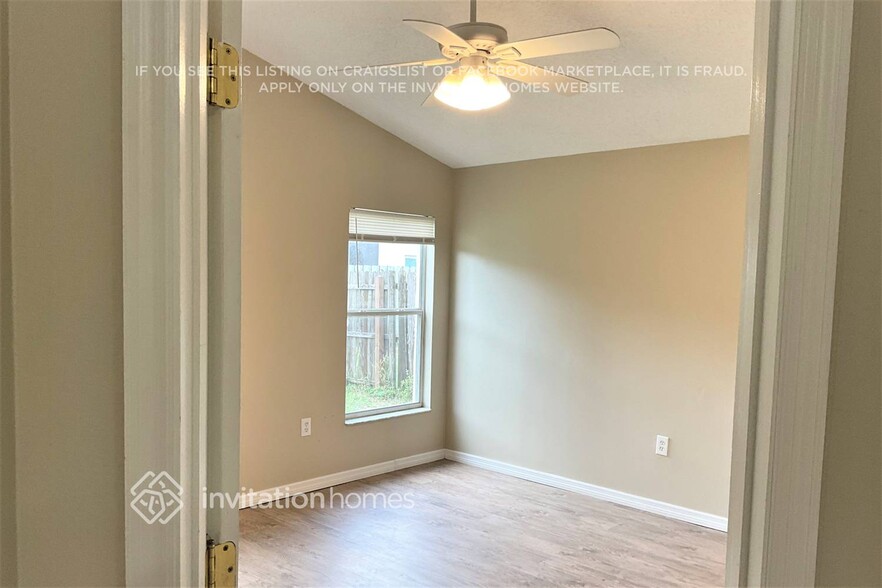 Building Photo - 713 Lady Diana Dr