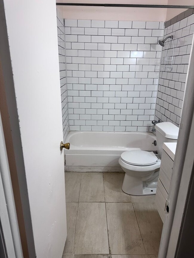 Building Photo - 2 Bedroom 1 Bath Duplex