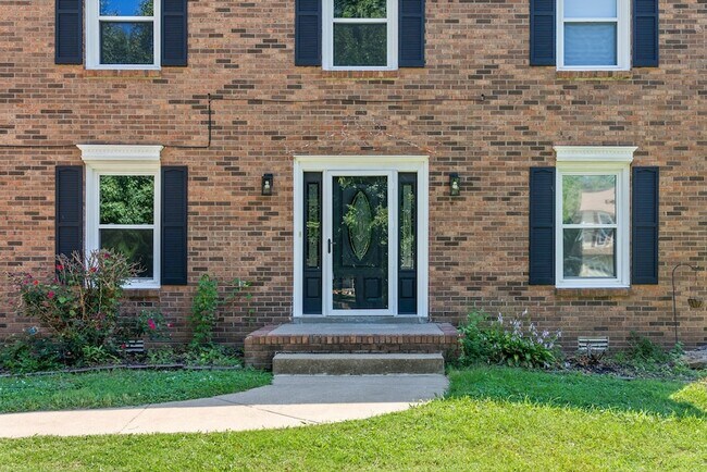 Building Photo - 830 Iris Ln