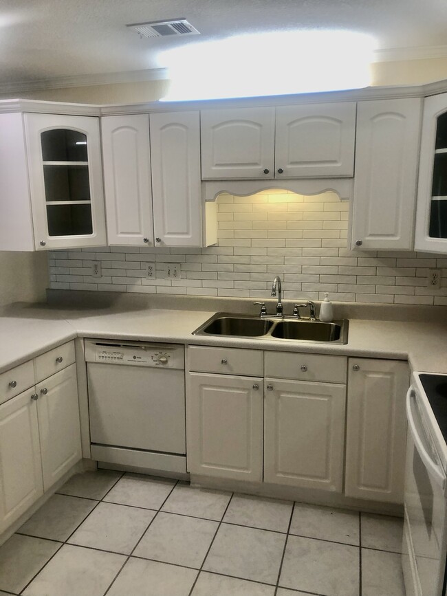 Kitchen with full tile splash - 201 Pensacola Beach Rd