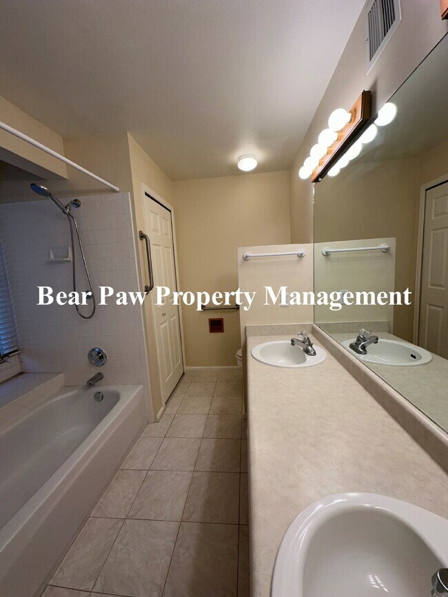 Building Photo - "Great  2-Bed, 2-Bath Condo Genesee"