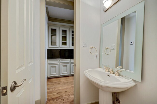 Building Photo - 6303 Pickens St